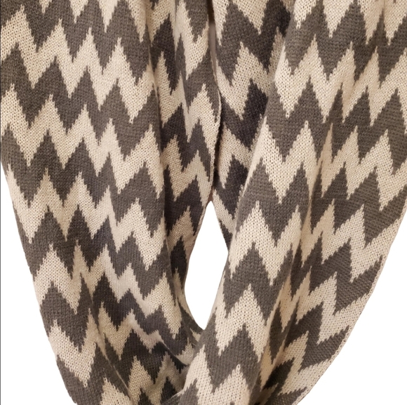 🍁Chevron Knit Infinity Scarf - Picture 2 of 5